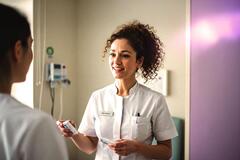 fomento de la alfabetización en IA en todos los puestos del sector sanitario