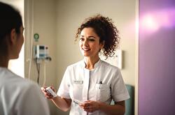 fomento de la alfabetización en IA en todos los puestos del sector sanitario